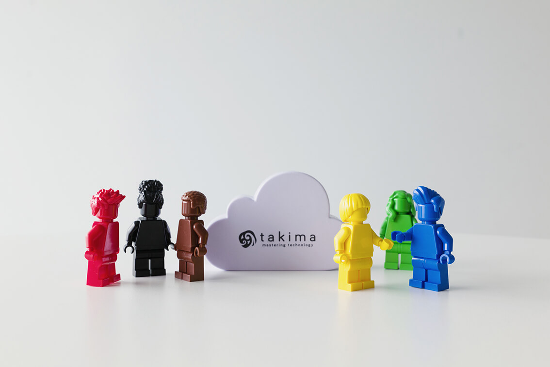 Travailleurs Lego avec le nuage Takima