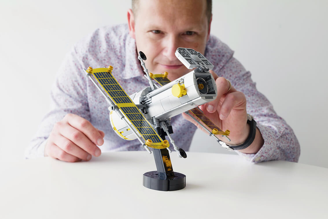 Homme qui inspecte une fusée en Lego