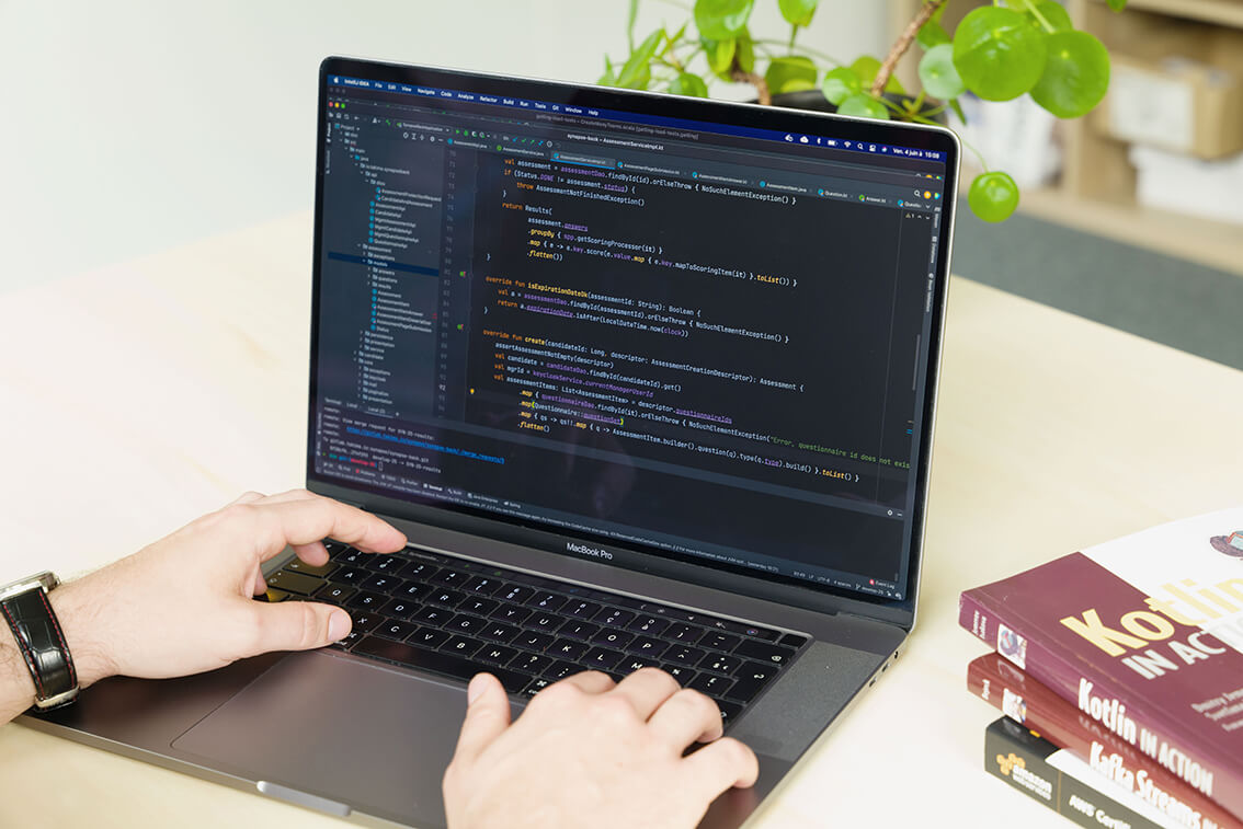 Développeur codant sur un ordinateur portable