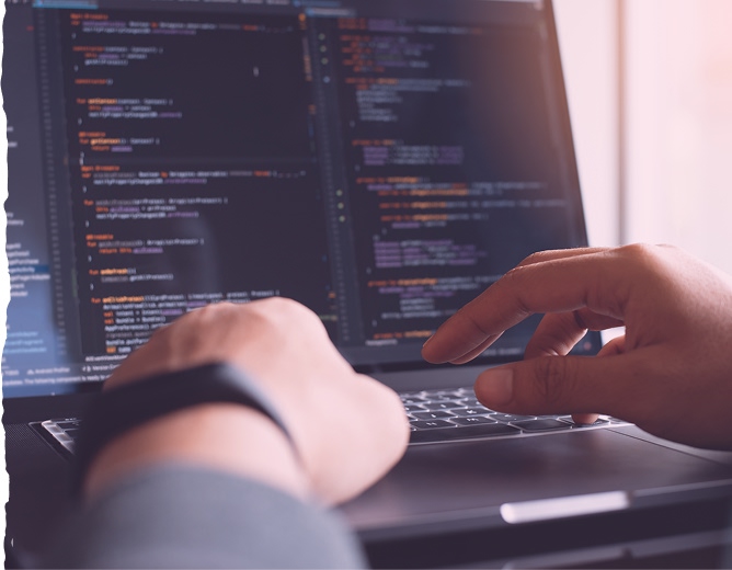 Un homme entrain de coder sur son ordinateur